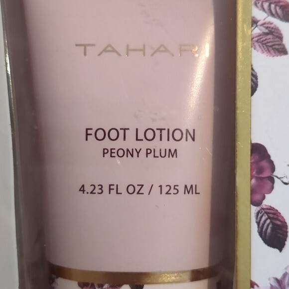 Tahari Foot Care Collection Peony Plum Foot Lotion/Soft Fluffy Socks - Picture 4 of 5